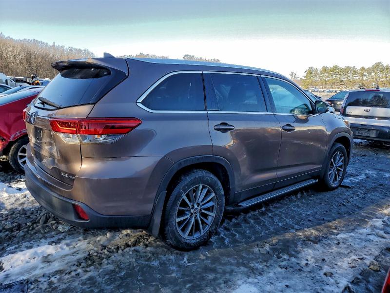 Photo 3 from auction – 2019 TOYOTA HIGHLANDER with VIN 5TDJZRFH6KS938175