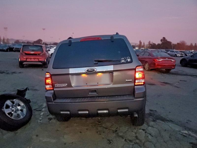 Photo 6 from auction – 2010 FORD ESCAPE LIM with VIN 1FMCU0EG2AKD12989