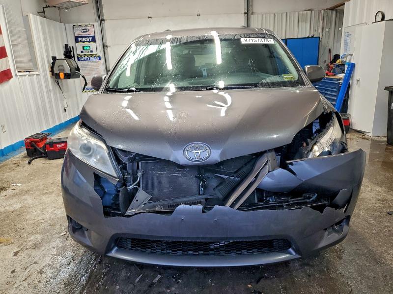 Photo 5 from auction – 2017 TOYOTA SIENNA LE with VIN 5TDKZ3DC7HS831069