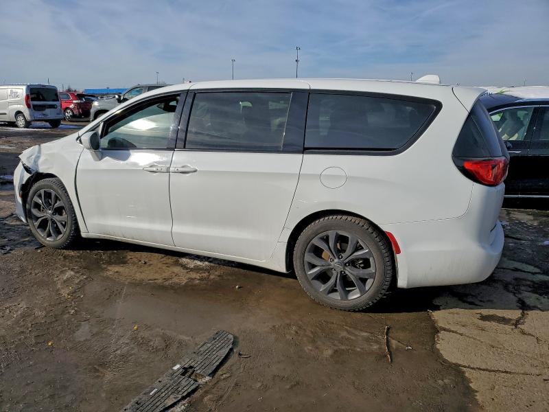 Photo 2 from auction – 2018 CHRYSLER PACIFICA T with VIN 2C4RC1FG5JR365502
