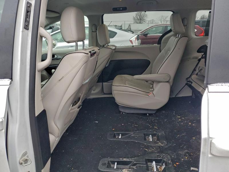 Photo 11 from auction – 2018 CHRYSLER PACIFICA H with VIN 2C4RC1N7XJR105288