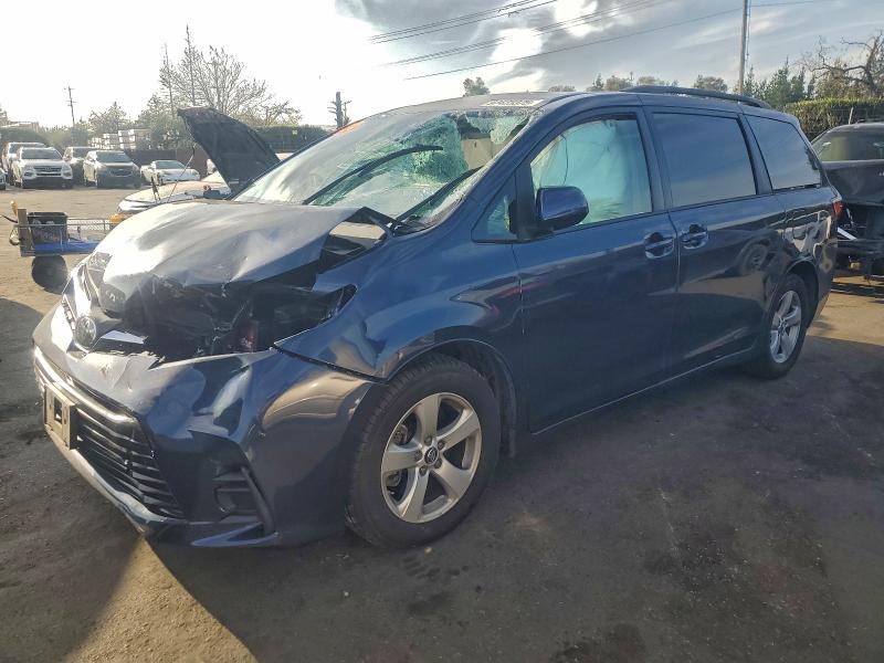 TOYOTA SIENNA LE 2018 with VIN 5TDKZ3DC0JS937465 - Photo from auction