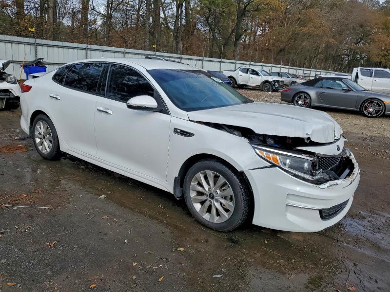 Фото 4 с аукциона – 2016 KIA OPTIMA EX с VIN 5XXGU4L35GG108218