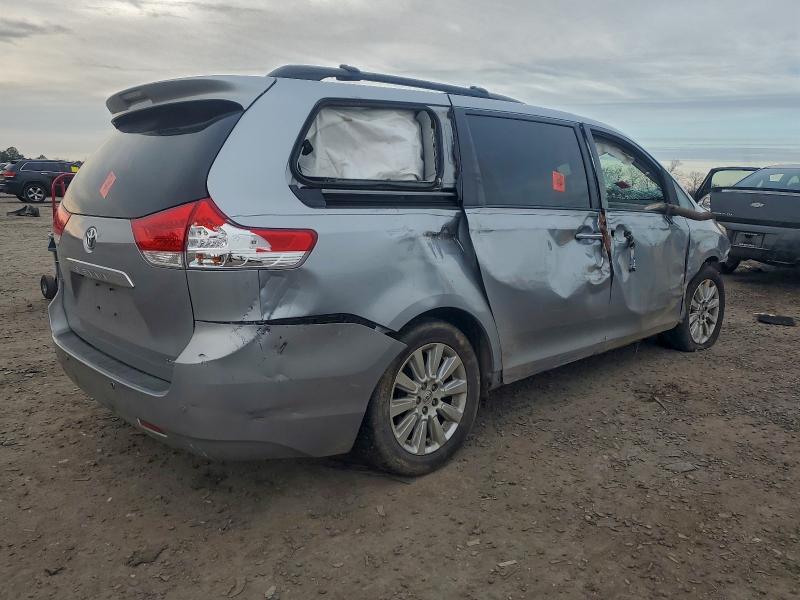 Photo 3 from auction – 2013 TOYOTA SIENNA XLE with VIN 5TDYK3DC8DS295144