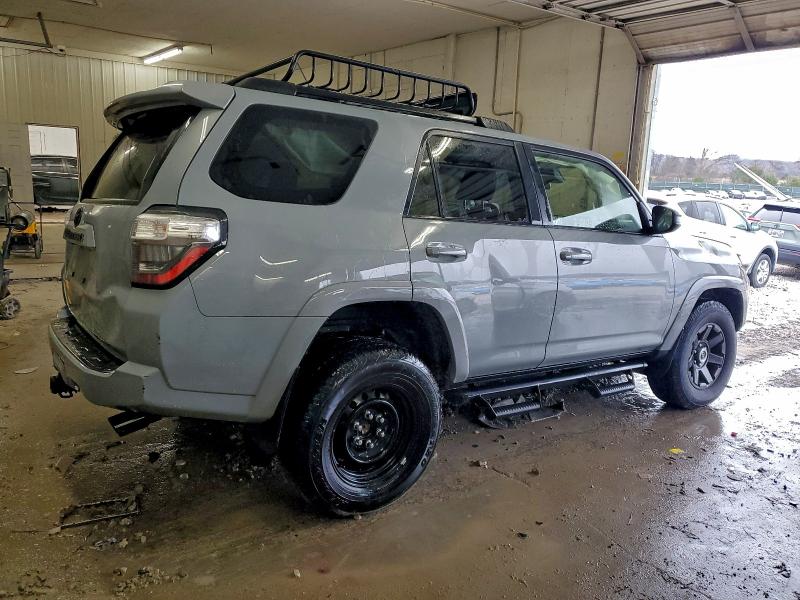 Photo 3 from auction – 2021 TOYOTA 4RUNNER SR with VIN JTEBU5JRXM5959871