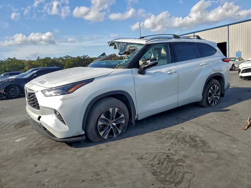 TOYOTA HIGHLANDER 2022 with VIN 5TDHZRAHXNS090120 - Photo from auction