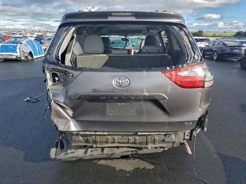 Photo 6 from auction – 2015 TOYOTA SIENNA XLE with VIN 5TDYK3DC6FS538260