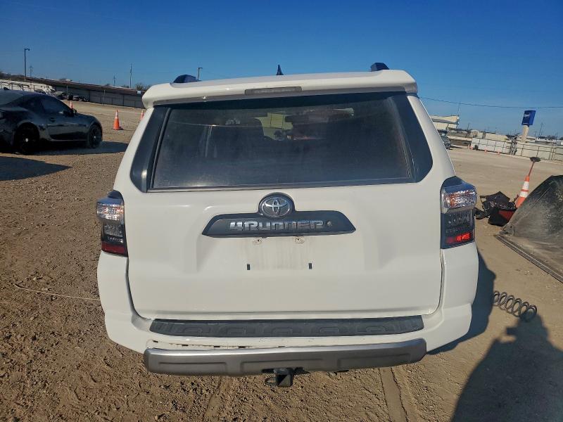 Photo 6 from auction – 2018 TOYOTA 4RUNNER SR with VIN JTEBU5JR8J5543023