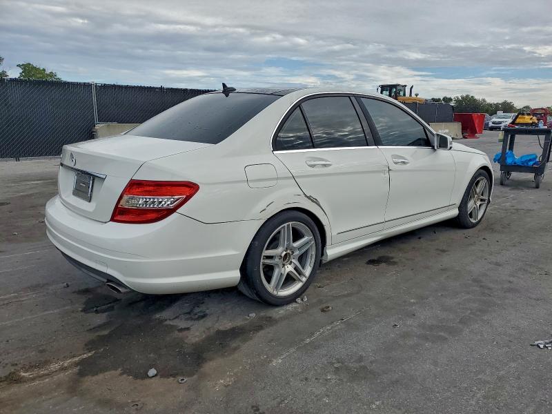 Photo 3 from auction – 2011 MERCEDES-BENZ C 300 with VIN WDDGF5EB3BA417698