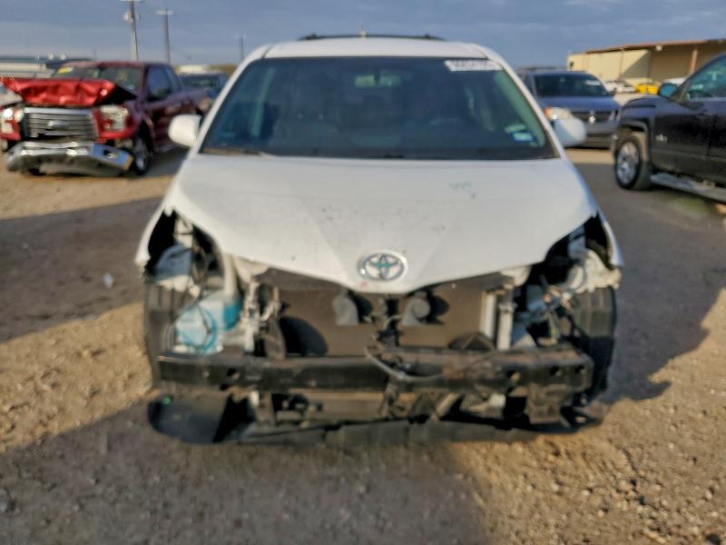 Photo 5 from auction – 2017 TOYOTA SIENNA SE with VIN 5TDXZ3DC3HS770521