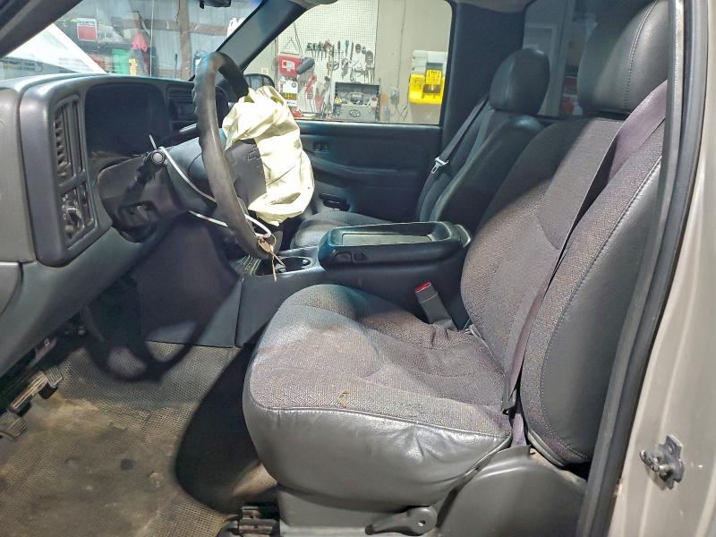 Photo 7 from auction – 2004 CHEVROLET SILVERADO with VIN 1GCEC14V54Z320635