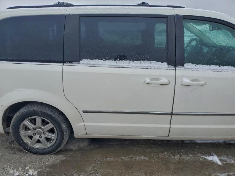 Photo 11 from auction – 2010 CHRYSLER TOWN & COU with VIN 2A4RR8D10AR435102