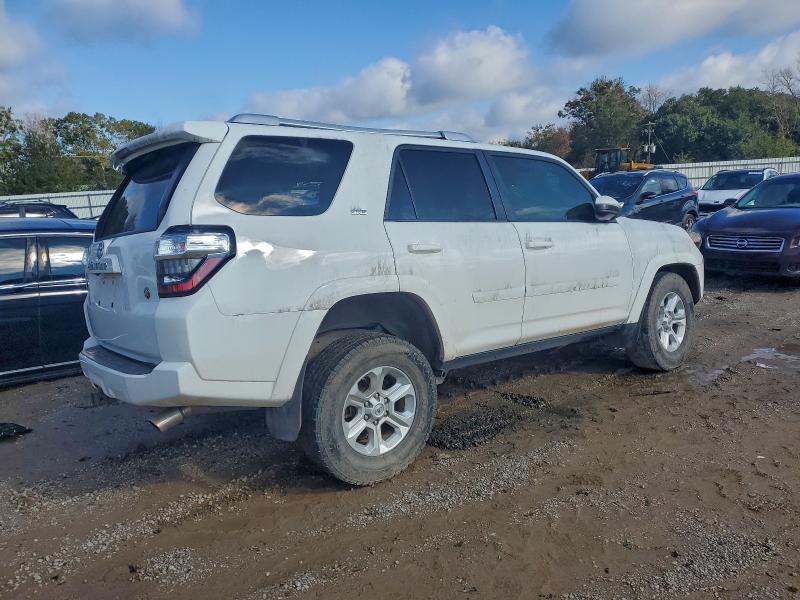 Photo 3 from auction – 2017 TOYOTA 4RUNNER SR with VIN JTEBU5JR6H5444839