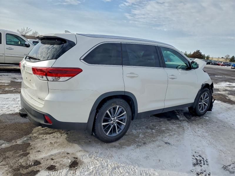 Photo 3 from auction – 2019 TOYOTA HIGHLANDER with VIN 5TDJZRFH4KS570482