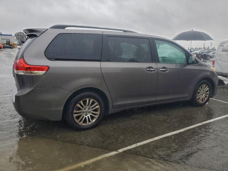 Photo 3 from auction – 2012 TOYOTA SIENNA XLE with VIN 5TDYK3DC0CS182884