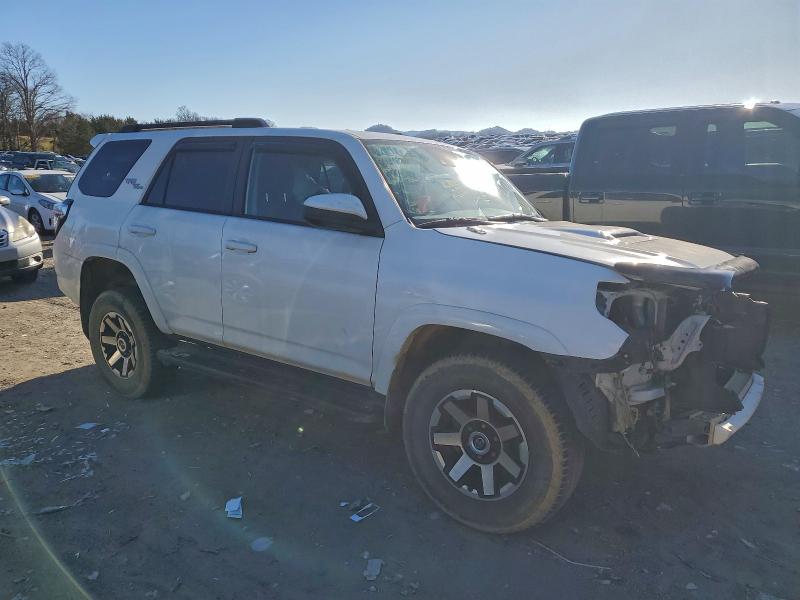Photo 4 from auction – 2020 TOYOTA 4RUNNER SR with VIN JTEBU5JR2L5772400