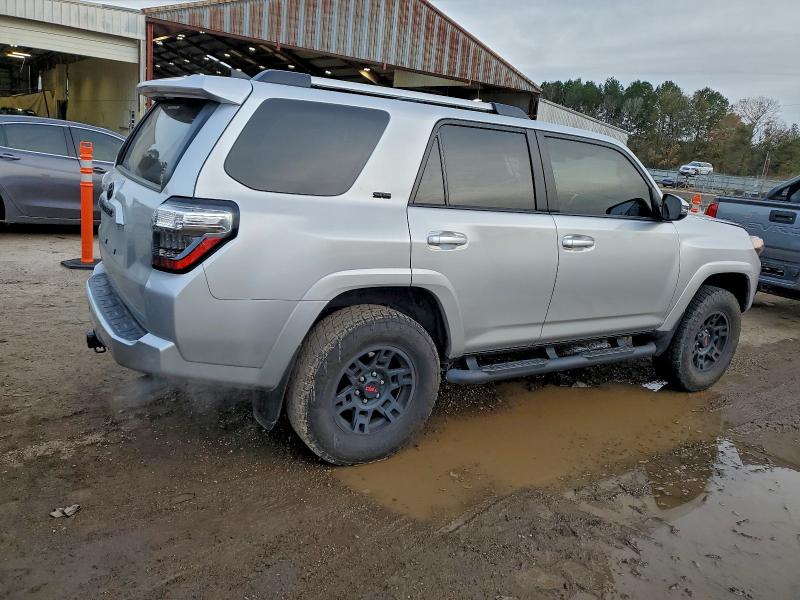 Photo 3 from auction – 2023 TOYOTA 4RUNNER SR with VIN JTEFU5JR0P5293514