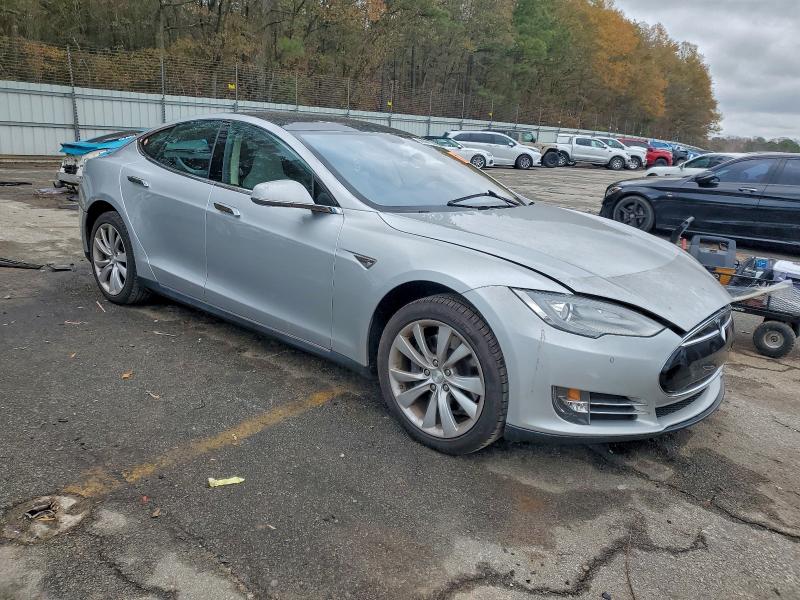 Photo 4 from auction – 2014 TESLA MODEL S with VIN 5YJSA1H15EFP32349