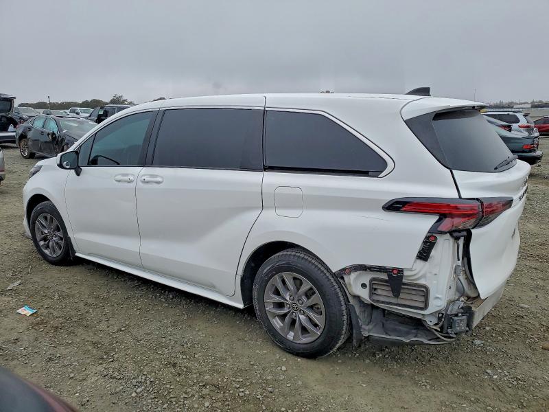 Photo 2 from auction – 2022 TOYOTA SIENNA LE with VIN 5TDKRKEC8NS109677