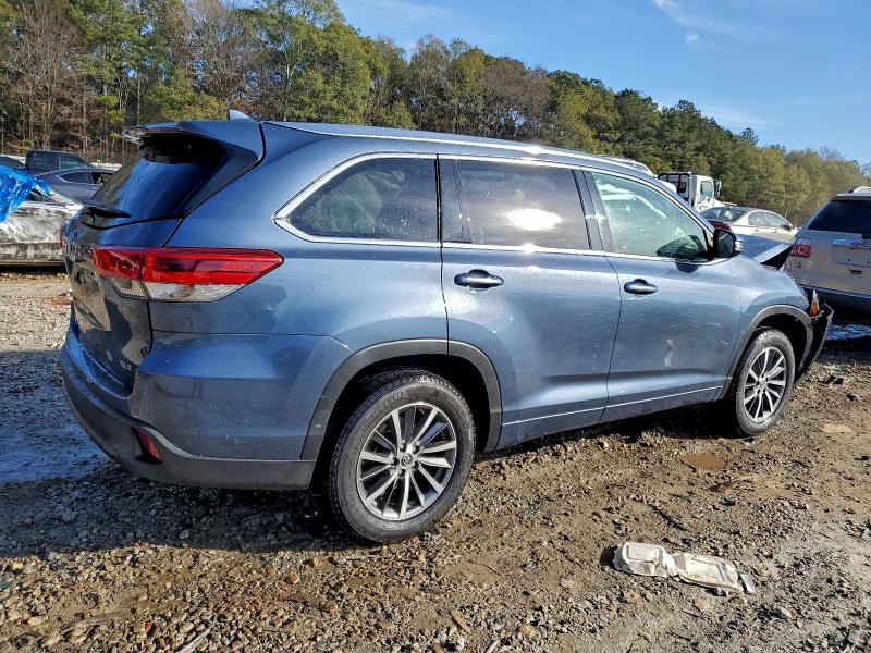 Photo 3 from auction – 2018 TOYOTA HIGHLANDER with VIN 5TDKZRFH9JS283223