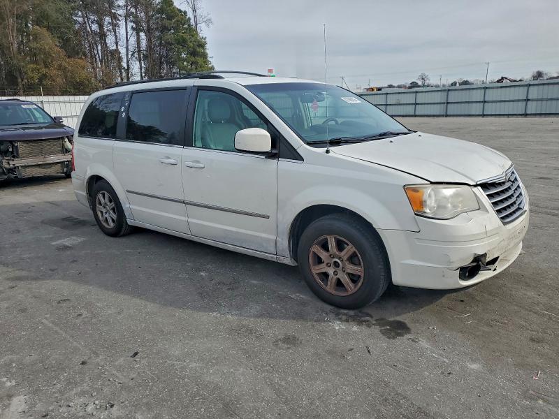 Photo 4 from auction – 2010 CHRYSLER TOWN & COU with VIN 2A4RR8DXXAR448444