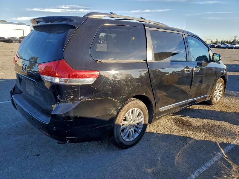 Photo 3 from auction – 2014 TOYOTA SIENNA XLE with VIN 5TDYK3DC4ES406838