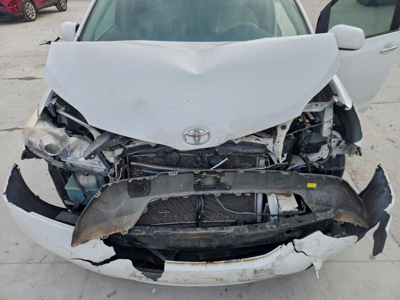 Photo 12 from auction – 2012 TOYOTA SIENNA XLE with VIN 5TDYK3DC8CS279315