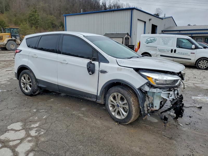 Photo 4 from auction – 2017 FORD ESCAPE SE with VIN 1FMCU9GD0HUD17727