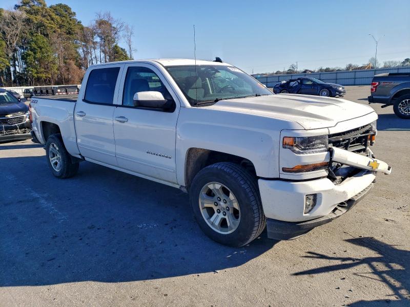 Zdjęcie 4 z aukcji – 2018 CHEVROLET SILVERADO z VIN 3GCUKREC4JG642964