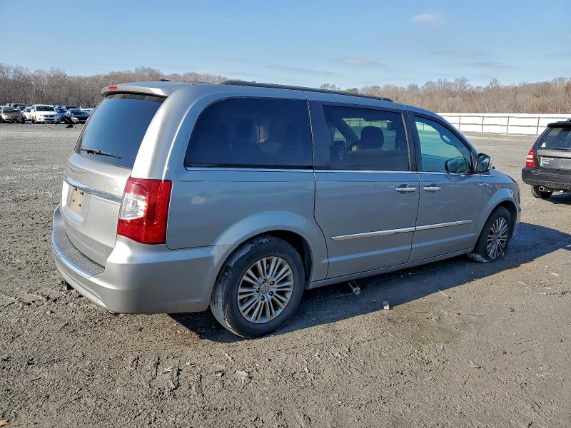 Photo 3 from auction – 2014 CHRYSLER TOWN & COU with VIN 2C4RC1CG8ER107744