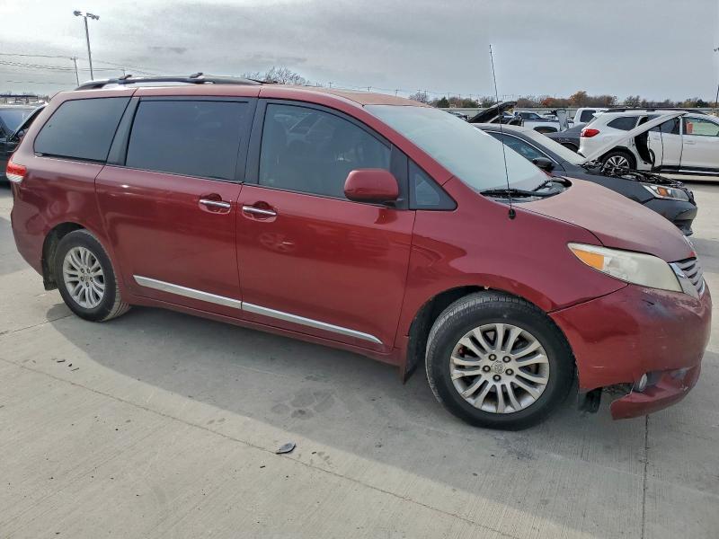 Photo 4 from auction – 2012 TOYOTA SIENNA XLE with VIN 5TDYK3DC4CS232816