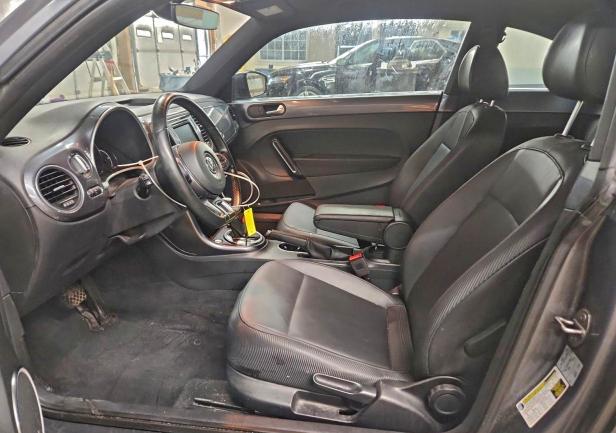 Photo 7 from auction – 2018 VOLKSWAGEN BEETLE SE with VIN 3VWJD7AT0JM728536