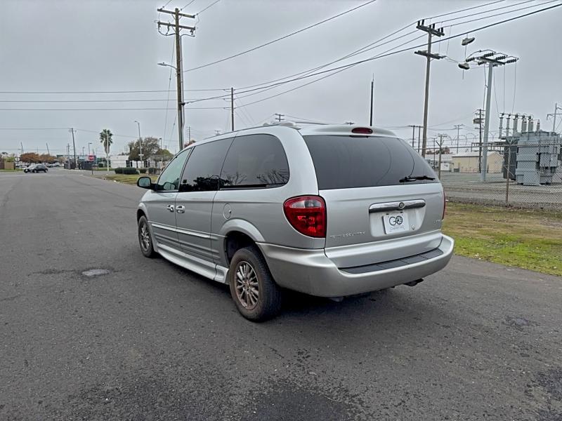 Photo 3 from auction – 2002 CHRYSLER TOWN & COU with VIN 2C8GP64L32R587917