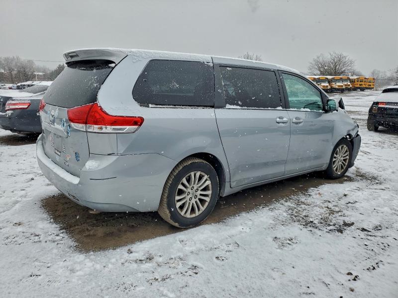 Photo 3 from auction – 2013 TOYOTA SIENNA XLE with VIN 5TDYK3DC8DS359408
