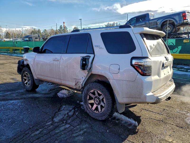 Photo 2 from auction – 2018 TOYOTA 4RUNNER SR with VIN JTEBU5JR4J5581672