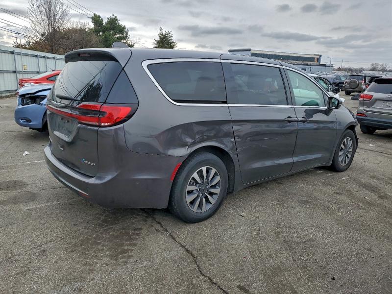 Photo 3 from auction – 2022 CHRYSLER PACIFICA with VIN 2C4RC1L73NR122653