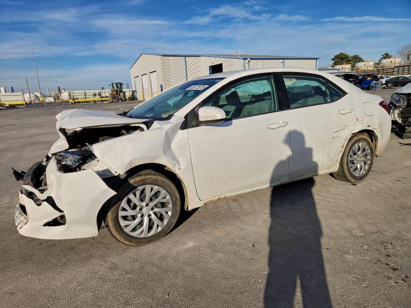 TOYOTA COROLLA L 2018 with VIN 5YFBURHE6JP835285 - Photo from auction