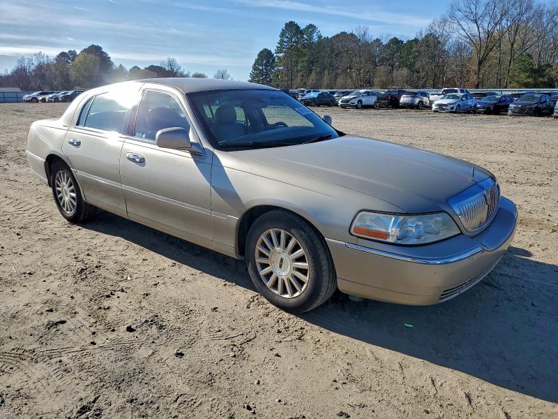 Photo 4 from auction – 2004 LINCOLN TOWN CAR E with VIN 1LNHM81W34Y682125