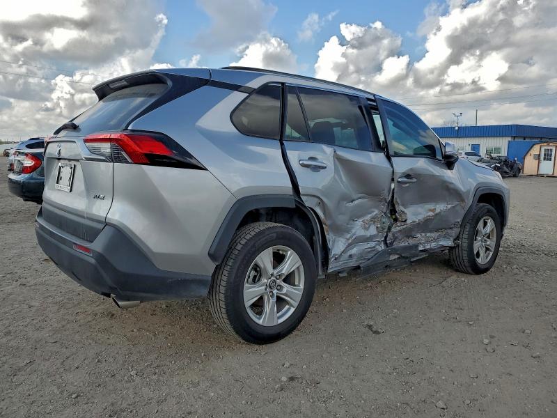 Photo 3 from auction – 2021 TOYOTA RAV4 XLE with VIN 2T3W1RFV5MC094359