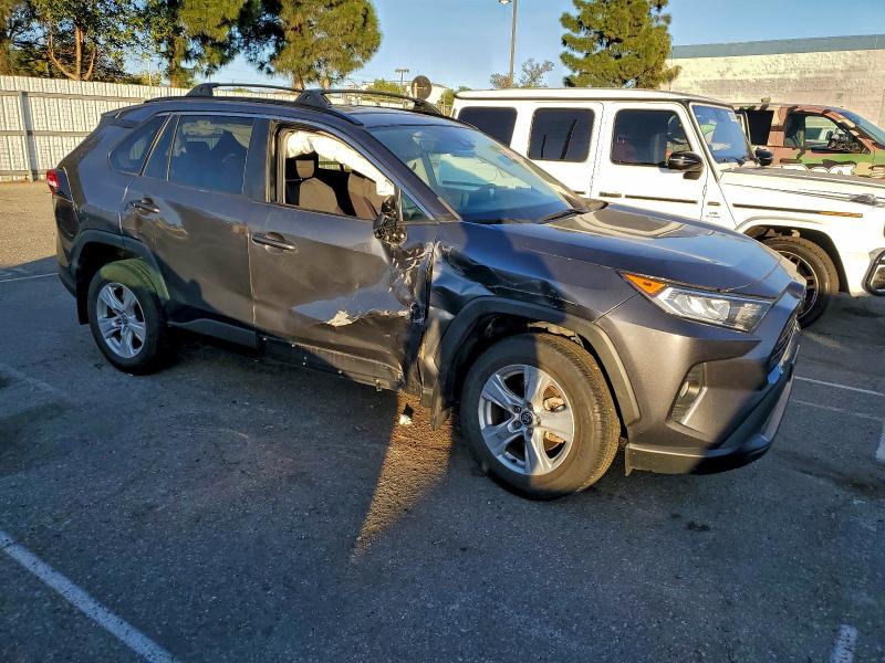 Photo 4 from auction – 2021 TOYOTA RAV4 XLE with VIN 2T3W1RFV4MC147634