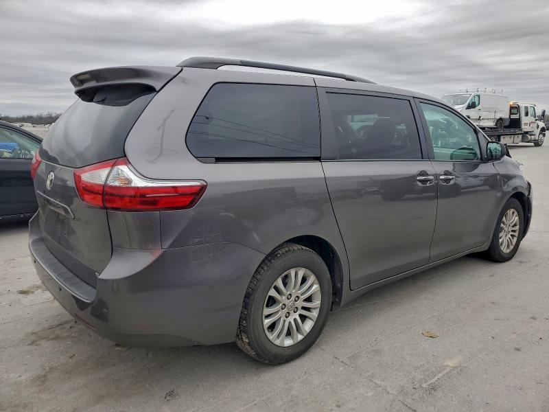 Photo 3 from auction – 2017 TOYOTA SIENNA XLE with VIN 5TDYZ3DC2HS845794