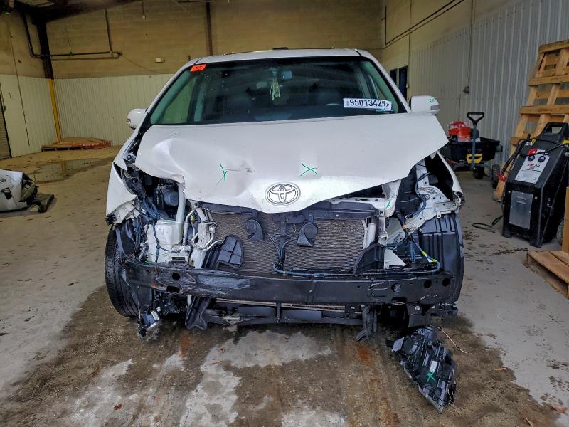 Photo 5 from auction – 2017 TOYOTA SIENNA XLE with VIN 5TDDZ3DC8HS180527