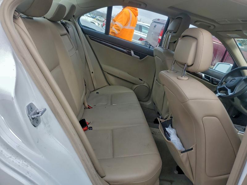 Photo 10 from auction – 2014 MERCEDES-BENZ C with VIN WDDGF8AB2ER321140