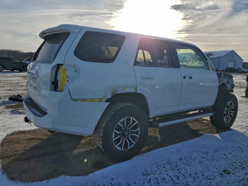 Photo 3 from auction – 2019 TOYOTA 4RUNNER SR with VIN JTEBU5JRXK5715585