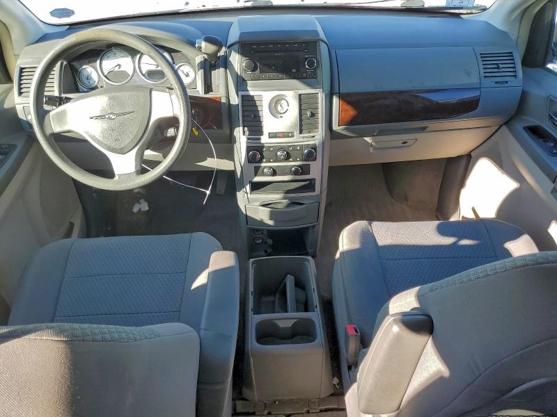 Photo 8 from auction – 2010 CHRYSLER TOWN & COU with VIN 2A4RR2D1XAR357232