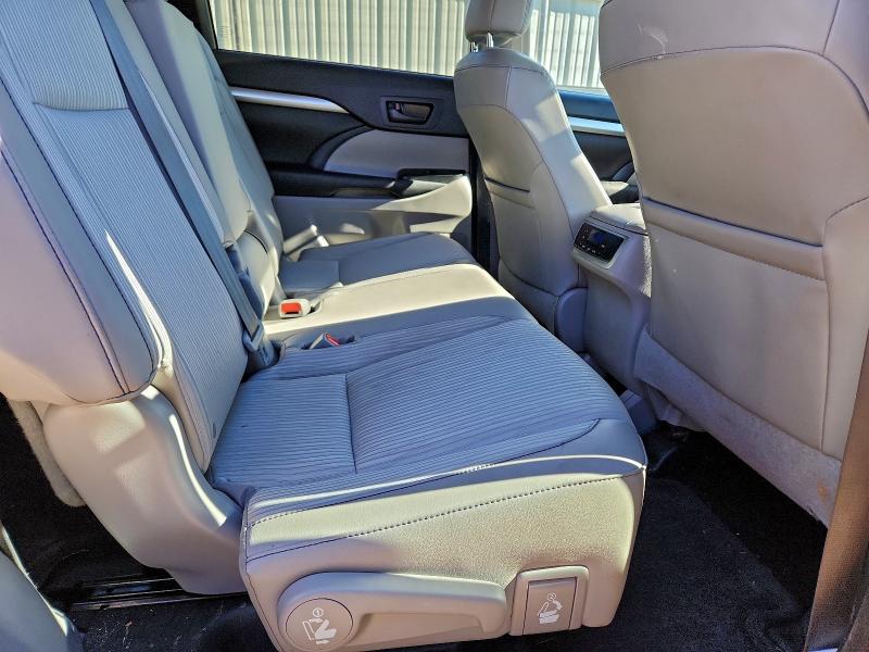 Photo 11 from auction – 2016 TOYOTA HIGHLANDER with VIN 5TDBKRFH9GS283932
