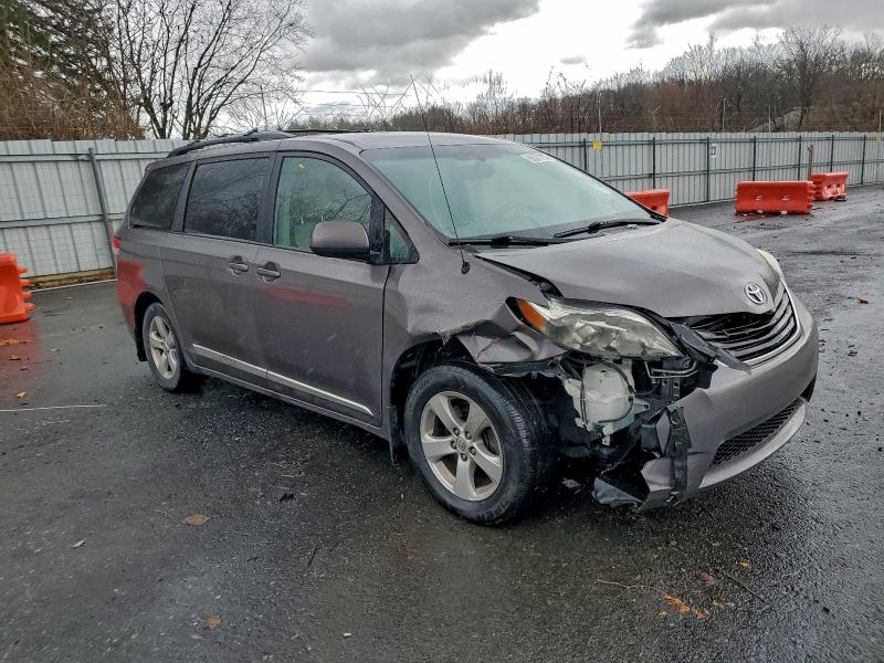 Photo 4 from auction – 2014 TOYOTA SIENNA LE with VIN 5TDKK3DC4ES514592