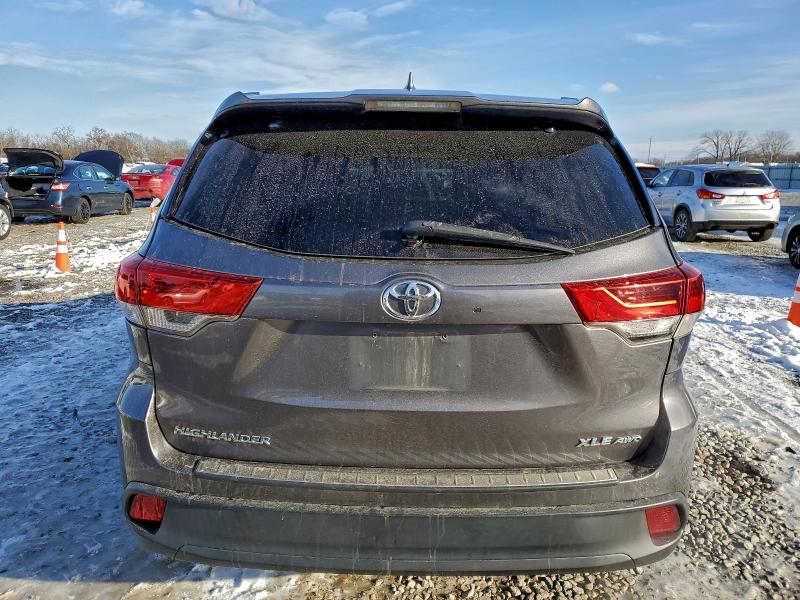 Photo 6 from auction – 2018 TOYOTA HIGHLANDER with VIN 5TDJZRFH5JS881062