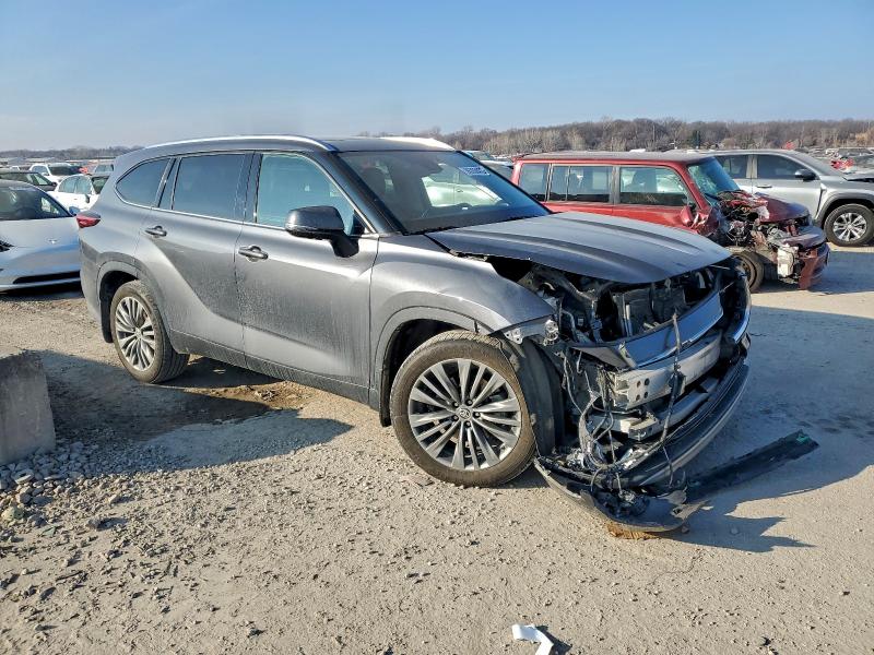 Photo 4 from auction – 2021 TOYOTA HIGHLANDER with VIN 5TDFZRBH4MS146511