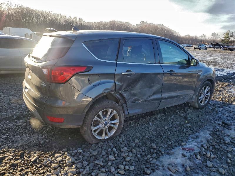 Photo 3 from auction – 2019 FORD ESCAPE SE with VIN 1FMCU9GD4KUA37879